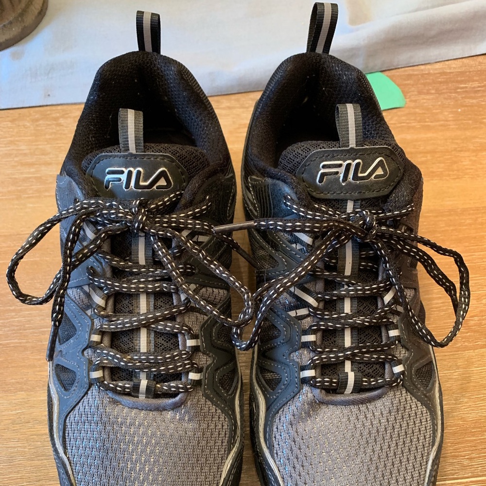 Host Pick - Fila tennis shoes